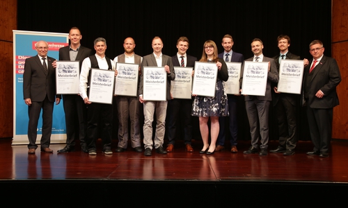 Die jahrgangsbesten Meister Mario Spillner, Christos Mpinazes, Alexander Prinke, Karsten Kroker, Jannik Neuse, Sandra Ostermeyer, Lukas Johannes August Geisler, Hendrik-Christopher Hermann Maier, Kai Metzner (v.l.) mit Hauptgeschäftsführer Eckhard Sudmeyer (l.) und Kammerpräsident Detlef Bade (r.). Fotos: Sascha Gramann