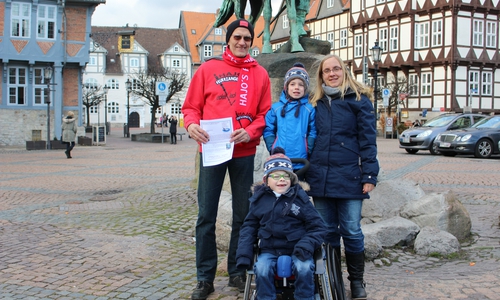 Der kleine Niklas (vorne) freut sich mit seinem Bruder Noa und seiner Mutter Bianka Stucki über die 1.500-Euro-Spende von Hajo Palm (links). Foto: Max Förster