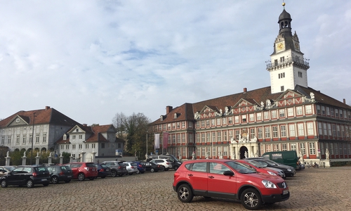 Parken auf dem Schlossplatz gehört bald vollständig der Vergangenheit an. Foto: Alexander Dontscheff