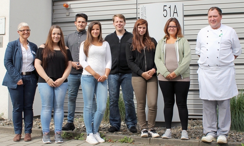 Von rechts: Christopher Yarwood (Ausbilder Bereich Küche), Kim-Loreen Willkens, Dominique Erol, Danny Ehrentraut, Gina Hadbawnik, Thore Berdisius, Alina Palic und Karina Hesse (Ausbilderin Verwaltung). Foto: Klinikum