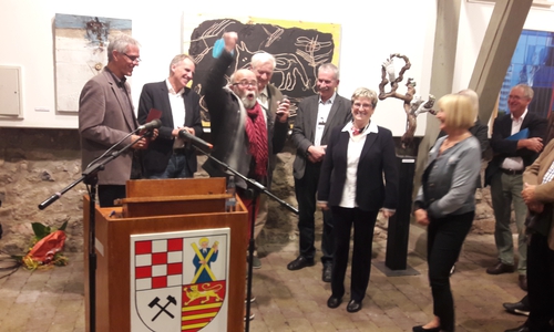 Der Andreas-Kunstpreisträger Detlef Backhaus freut sich über die Auszeichnung seines Werks "Hängende Weiden". Foto: Cordula Dähne-Torkler