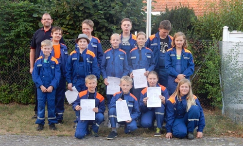 Stolz tragen nun alle Mitglieder ihre neue Auszeichnung an ihrer Jungendfeuerwehrkombi in Form der gelben Flamme (Stufe 1). Foto: Privat