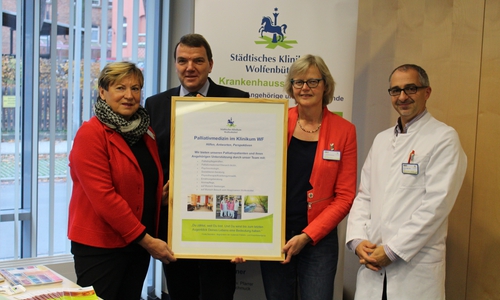 Die Palliativeinheit feiert dreijähriges Jubiläum. (Dagmar Ammon, Axel Burghardt, Dr. Mechthild Altenhoff, Prof. Dr. Kinan Rifai) Foto: Bernd Dukiewitz