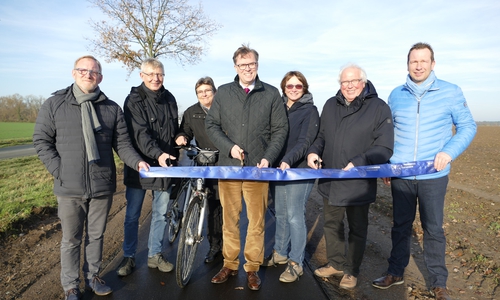Gemeinsam mit vielen Beteiligten gab Landrat Dr. Andreas Ebel den Radweg zwischen Rötgesbüttel und Ribbesbüttel frei. Foto: Landkreis Gifhorn