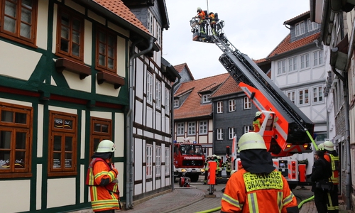 Die engen Altstadtstraßen von Wolfenbüttel forderten die Feuerwehr heraus. Mit zwei Drehleitern bekämpften die Einsatzkräfte das Feuer von oben.
Fotos/Video: Werner Heise