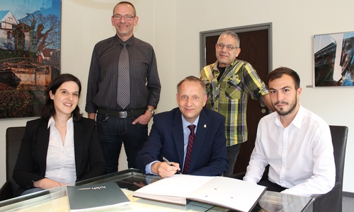 Von links: Maite Rodriguez (IUBH Hannover), Henrik Kühn (Amtsleiter Bildung/Kultur), Bürgermeister Klaus Saemann, Knut Hilbig (Stadtjugendpfleger), Erkan Yildiz (Student).
Foto: Stadt Peine