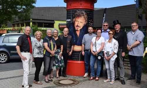 Mitglieder des Freundeskreises Paul-Lincke-Ring e.V., Andreas Jochmann, Giovanni Graziano, Burkhard Siebert und Susanne Roßdeutscher vom städtischen Fachdienst Kultur präsentieren die neue Gestaltung der Litfaßsäule. Foto: Stadt Goslar
