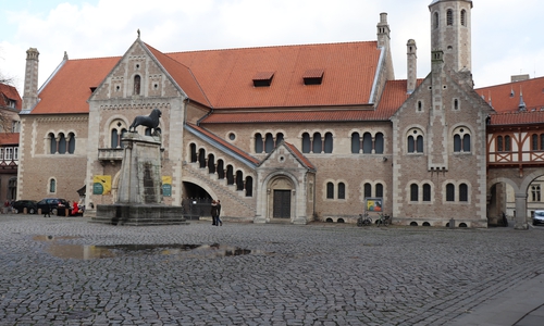 Der Löwe auf dem Burgplatz gilt als älteste Groplastik aus dem Mittelalter nördlich der Alpen. Zum Schutze des Originals steht auf dem Burgplatz eine Kopie. (Archivbild)