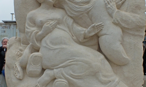 Die Kirchengemeinde kam zur Besichtigung der Skulptur auf den Werkhof. Foto: Klaffehn 