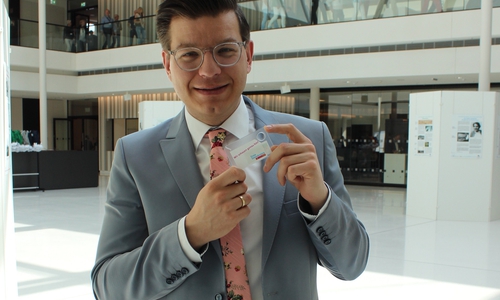 Zum Entfernen einer Zecke eignet sich eine Zeckenkarte, wie Björn Försterling sie hier zeigt, besser als diverse Hausmittel. Foto: Julia Treblin