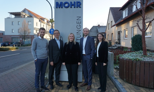 Dennis Weilmann (Wirtschaftsdezernent der Stadt Wolfsburg), Klaus Mohrs (Oberbürgermeister), Ann-Christine Mohr (Inhaberin Firma Mohr Bestattungen), Jens Hofschröer (Geschäftsführer der WMG) und Jasmin Guss (WMG-Chefredakteurin). Foto: WMG
