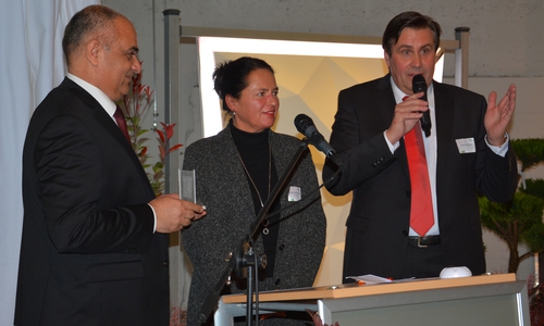 tiw-Geschäftsführerin Carola Weitner-Kehl überreicht Preis an Hohner und Salehi Foto:tiw