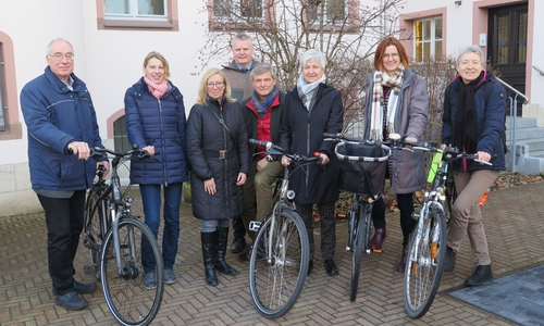 Stellten das Konzept der 1. BraunschweigerLANDpartie vor (v.l.): Claus-Jürgen Schillmann (Kreisbaurat Landkreis Wolfenbüttel), Manuela Hahn (1. Verbandsrätin Regionalverband Großraum Braunschweig), Petra Eickmann-Riedel (Samtgemeindebürgermeisterin Sickte), Volker Meier (Nds. Landvolk Braunschweiger Land), Alexander von Veltheim (Bürgermeister Veltheim/Ohe und Schlossherr), Landrätin Christiana Steinbrügge, Kerstin Geffers (Koordinatorin der BraunschweigerLANDpartie) und Erica Neumann (Vorstand ADFC Wolfenbüttel). Fotos: Landkreis Wolfenbüttel
