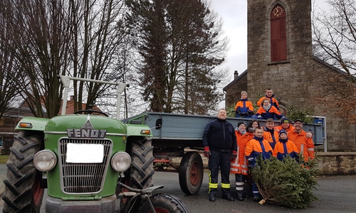 Die Jugendfeuerwehr Winnigstedt sammelte die Weihnachtsbäume ein. Foto: Feuerwehr Winnigstedt