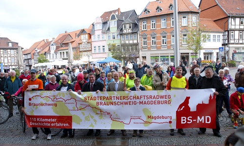Sie freuen sich über den neuen Städtepartnerschaftsradweg: Norman Dreimann (ADFC-Regionalverband Magdeburg), Dr. Dieter Scheidemann (Beigeordneter für Stadtentwicklung, Bau und Verkehr, Landeshauptstadt Magdeburg), Norbert Dinter (Stellvertreter des Landrates des Landkreises Helmstedt), Henning Konrad Otto (Erster Stadtrat, Stadt Helmstedt), Cornelia Rohse-Paul (Bürgermeisterin Stadt Braunschweig), Olaf Mindermann (ADFC-Kreisverband Braunschweig) und Manfred Dobberphul (Braunschweiger Forum e.V.) (v.l.n.r. – erste Reihe). Foto: Büro Oeding.