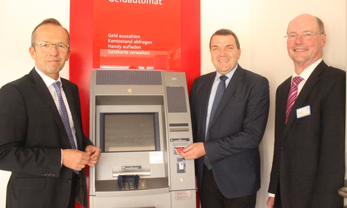 Ab sofort kann am Automaten im Klinikum Geld abgehoben werden. Martin Schickram, Axel Burghardt und Klaus Salge freuen sich über den neuen Service. Foto: Anke Donner 