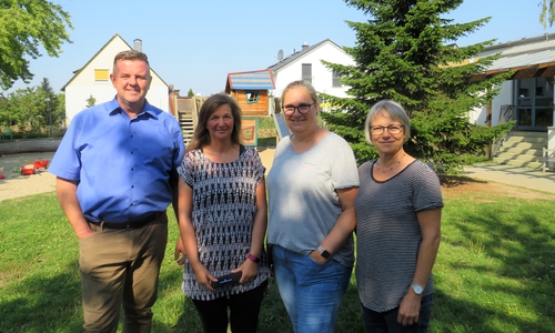 Von links: Gemeindebürgermeister Andreas Busch, Auszubildende Stephanie Deniz, Gruppenleiterin und Anleiterin Aneka Schwabe und Kitaleitung Sabine Behne. Foto: Gemeinde Lehre
