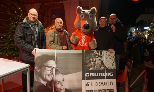 Der glückliche Gewinner eines neuen Fernsehers mit WMG-Citymanager Frank Hitzschke (1. von links), Maskottchen Lucas Lupino, VfL-Idol Roy Präger (2. von rechts) und Moderator Dirk Wöhler (1. von rechts). Foto: WMG 