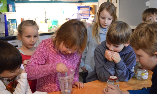 Forscher-Kids experimentieren, tüfteln und probieren aus. Foto: AHA-Erlebnismuseum