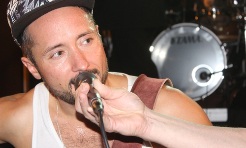 Der Musiker Cris Cosmo plauderte nach seinem Auftritt mit regionalHeute.de. Foto/Video: Anke Donner