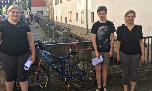 Der von Schüler erstellte Radschulwegplan der Leibniz-Realschule ist nun erhältlich. Sophie Schmidt und Jeremy Kurtz mit der Radverkehrsbeauftragten der Stadt Wolfenbüttel, Valerie Dubiel stellten ihren Plan schon dem Bauausschuss vor. Foto: Marc Angerstein