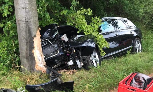 Der Fahrer kam auf grade Strecke von der Fahrbahn ab. Foto: Feuerwehr