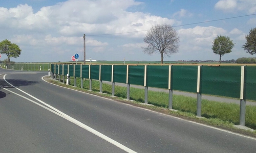 Unfallkommission Wolfenbüttel lässt an der Unfallhäufungsstelle „Apelnstedter Kreuzung“ Sichtschutzzäune aufstellen. Fotos: Polizei Wolfenbüttel