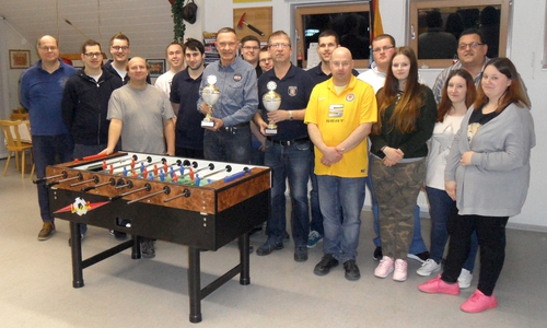 Stellvertretender Ortsbrandmeister Gerhard Muth, Jan Callies, Daniel Eggers, Thomas Wieneber, Niko Langnickel, Marvin Simons, Detlef Krone, Christian Geiger, Robert Weber, Martin Boedecker, Jens Lenders, Organisator Jan Simons, Kai Lenders Melissa Domke, Michael Lenders, Vivien und Vanessa Schrader (v. li.). Foto: Feuerwehr Schladen