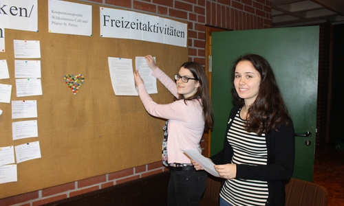 Jana Fabrizius (links) und Iliane Meyerhoff weihen die Pinnwand ein. Foto: Max Förster