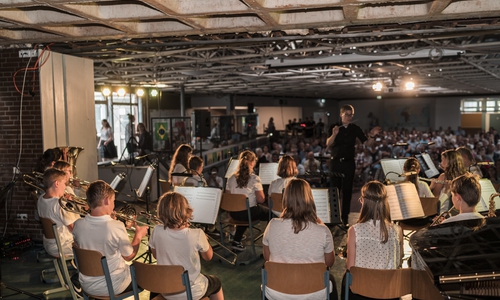 Die Schüler spielten vor einer vollbesetzten Pausenhalle

Foto: Anna-Sophianeum