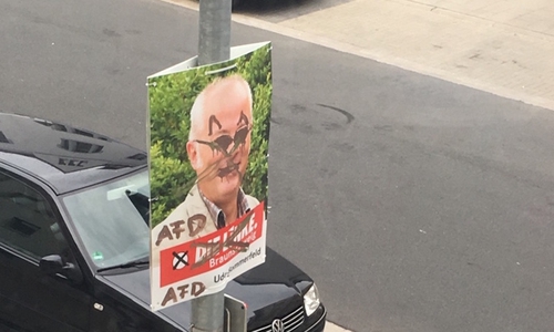  Kaum hängen die ersten Plakate zur Kommunalwahl in der Stadt, da gibt es auch schon den ersten Ärger. Die Plakate der Linken wurden beschmiert. Foto: Linke