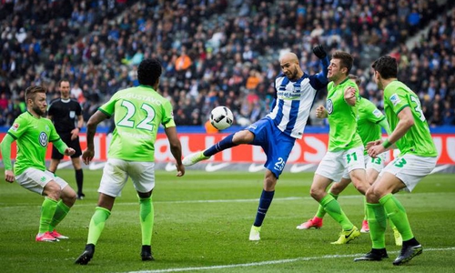 Eben noch Gegenspieler, demnächst Mitspieler: Robn Knoche (2.v.r.) gegen Brooks (am Ball). Foto: imago/Sebastian Wells