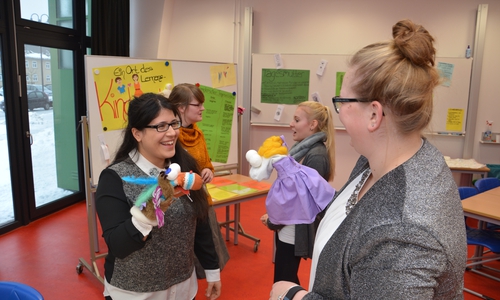 Mit solchen selbst gebastelten Socken-Puppen lassen sich Kinder in der Sprachförderung hervorragend erreichen.  Foto: Diakonie-Kolleg