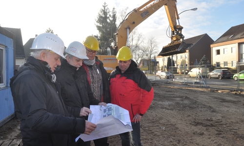 Bauleiter Hans-Jürgen Ehlers, Projektleiter Lothar Richter, Polier Volker Pahl und Straßenbaumeister Axel Koch auf der Baustelle am Rodeland. Foto: WoBau