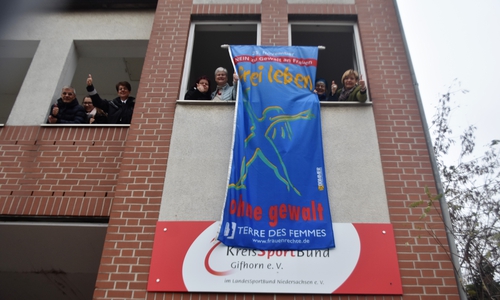 Zum Hintergrund der Fahnenaktion: Der Tag geht auf die Ermordung der drei Schwestern Mirabal in der Dominikanischen Republik zurück. Wegen ihres politischen Widerstands gegen den Diktator Trujillo wurden sie am 25. November 1960 vom Geheimdienst nach monatelanger Folter ermordet. Der Mut der drei Frauen gilt inzwischen als Symbol für Frauen weltweit, die nötige Kraft zu entwickeln, gegen Unrecht einzutreten. Foto: Anja Alisch