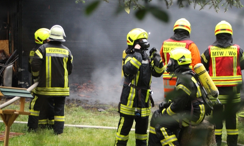 Der Bungalow brannte trotz massiven Löscheinsatz vollkommen aus. Fotos: Andreas Meißner 