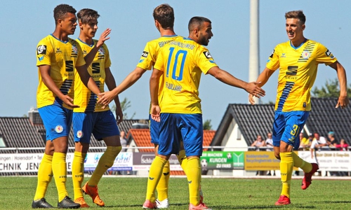 Kollektive Jugend im Torjubel: Yari Otto (Mitte, verdeckt) erzielte den einzigen Treffer für Eintracht Braunschweig. Fotos: Frank Vollmer