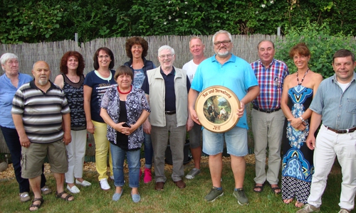 Rüdiger Bobka (mit Scheibe) inmitten von Ratsmitglieder und Gästen. Foto: Gemeinde Schöppenstedt