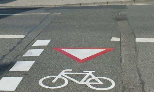 Eine neue Markierung am Großen Katthagen / Leuckartstraße zeigt die Vorfahrtlage auf. Foto: Achim Klaffehn