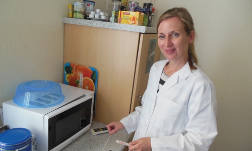 Lebensmittelkontrolleurin Silke Gochmann bei der praktischen Arbeit. Foto: Landkreis