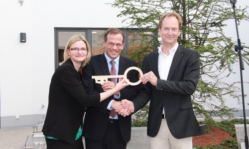 Friederike Schriewer und Hans-Christian Fontheim nehmen den Schlüssel, der den Grundriss des Gebäudes im Schlüsselbart zeigt, freudig von Joachim Welp (re.) entgegen.
Foto: DR. FONTHEIM