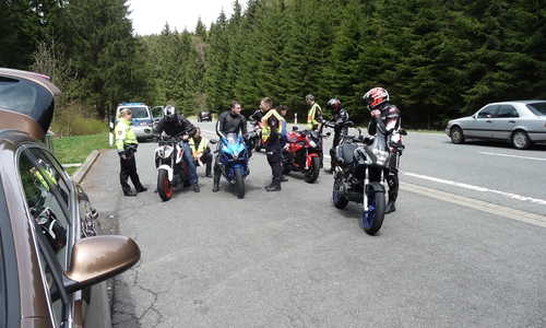 Polizeibeamtinnen und -beamte der Polizeiinspektion Goslar im Gespräch mit Motorradfahrern. Foto: Polizei Goslar