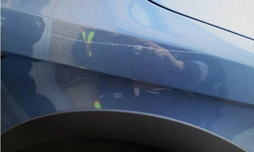 Mehrere Autos wurden zerkratzt. 