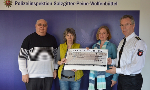 Bernd Penczok (International Police Association), Ulrike Hennies (Beratungsstelle gegen sexuellen Missbrauch), Karen Westphal (Beratungsstelle gegen sexuellen Missbrauch) und Wilfried Berg (Leiter der Polizeiinspektion Salzgitter/Peine/Wolfenbüttel) (v. li.). Foto: Polizei
