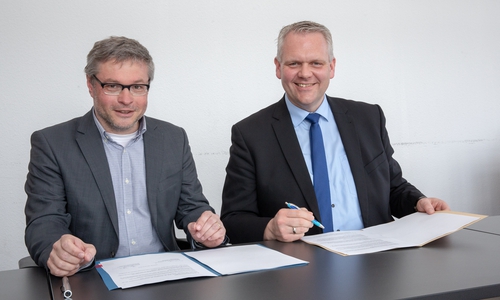 Niedersachsens Minister für Wissenschaft und Kultur, Björn Thümler sagt zur Unterzeichnung:  "Landesbibliotheken sind Vorreiter bei der Digitalisierung". Prof. Dr. Peter Burschel, Direktor der HAB und Minister Björn Thümler bei der Unterzeichnung der neuen Zielvereinbarung. Foto: 
Niedersächsisches Ministerium
für Wissenschaft und Kultur