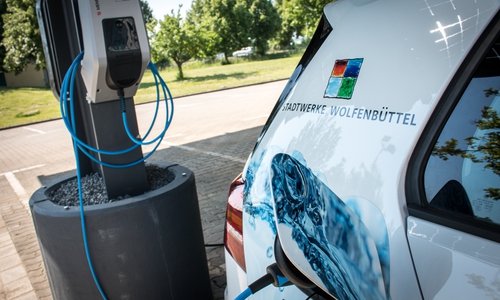 Der Fuhrpark des Landkreises soll bald aus der Steckdose angetrieben werden, fordern die Grünen. Symbolfoto: Werner Heise