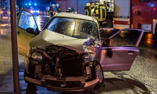 Die Fahrerin wurde im Fußraum ihres Autos eingeklemmt. Fotos/Video: Werner Heise