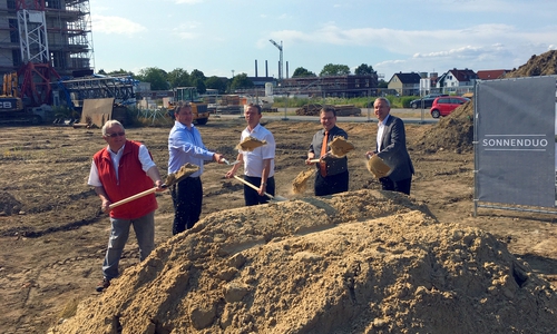 Oberbürgermeister Klaus Mohrs (Mitte), Stadtbaurat Kai-Uwe Hirschheide (rechts), Ortsbürgermeister Detlef Conradt (links) sowie Daniel Manthey von der Manthey Immo GmbH (2.v.r.) und Michael Lege von der MWM Projektierungsgesellschaft WOB (2.v.l.) führen den ersten Spatenstich für das "Sonnenduo" durch. Foto: Stadt Wolfsburg