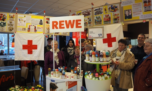 20 Cent pro verkaufter Flasche gehen an das Deutsche Rote Kreuz. Foto: Nico Flebbe