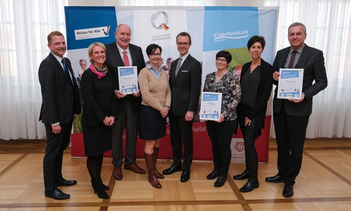 Otto-Heinz Fründt (3. von links), Birgit Anskat (4. von links), von rechts nach links: Gerd Albrecht, Bianca Sorrentino und Claudia Tieftrunk. Foto: WWW.SCHEFFEN.DE